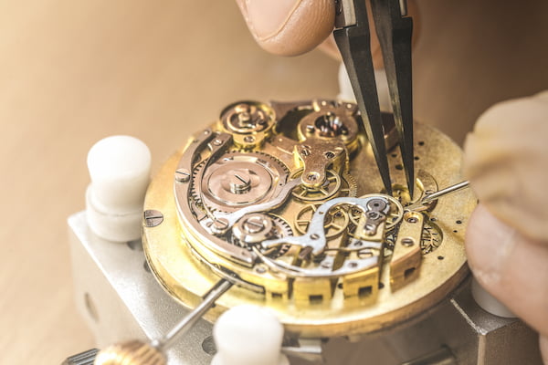 Que comprend une révision d'une montre Rado?