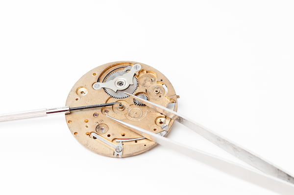 Que comprend la révision d'une montre Michel Herbelin?