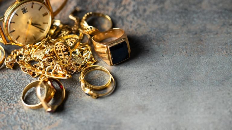 Bijoux en or sur une table grise