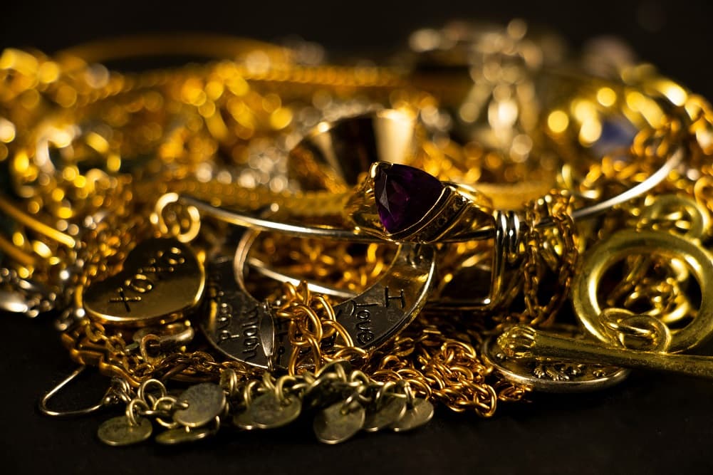 Bijoux en or sur un fond noir