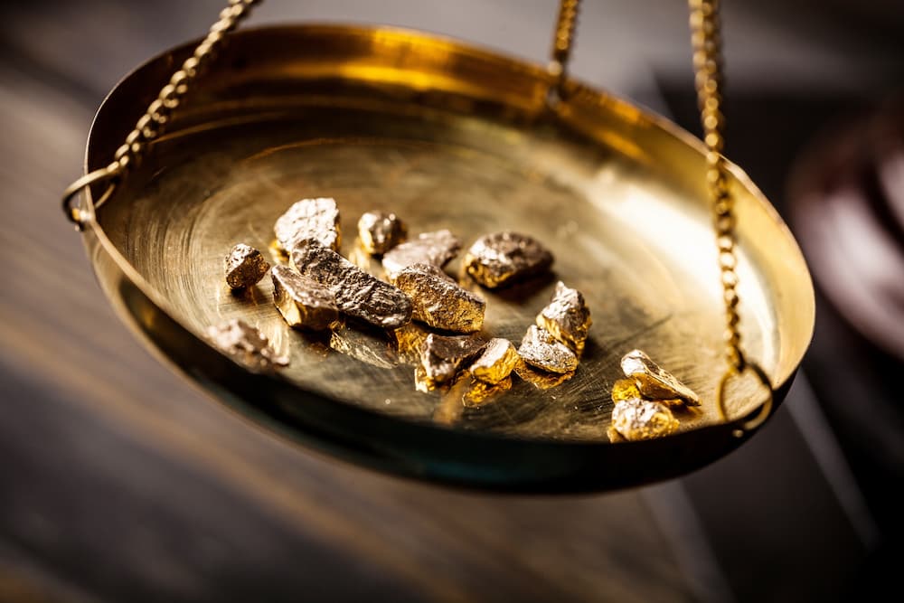 pépite d'or sur une balance