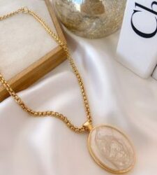 Corrente quadrada folheada a ouro com medalha madrepérola