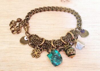 Pulseira toda em correntes ouro velho, que ganha…