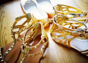 Un trio de Chaussures Dorées