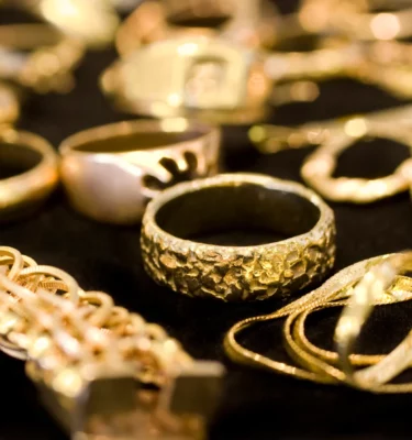 istock-157400291_goldjewelrythick-3